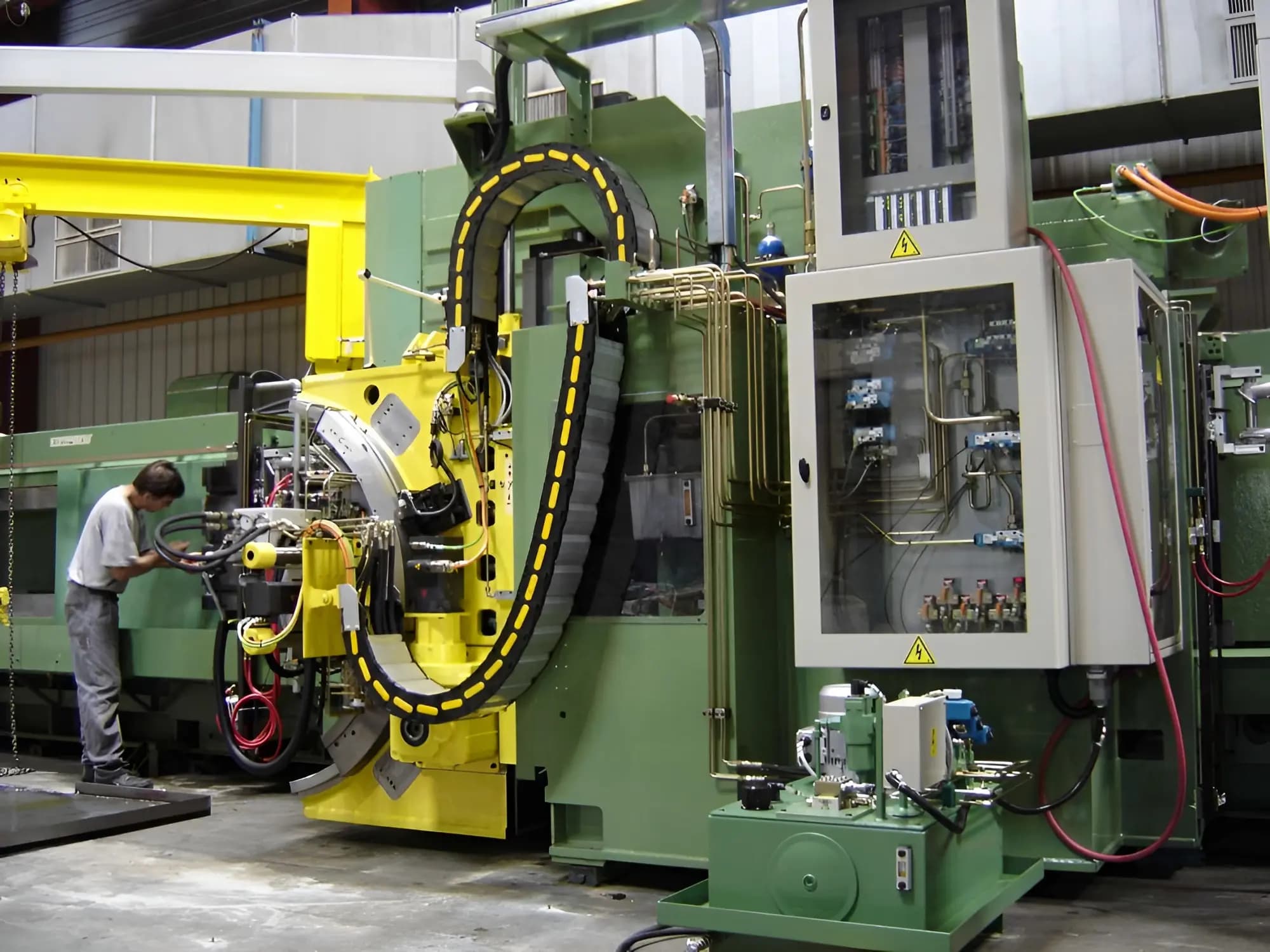 Technicien HYDEMA en intervention de dépannage hydraulique sur site industriel